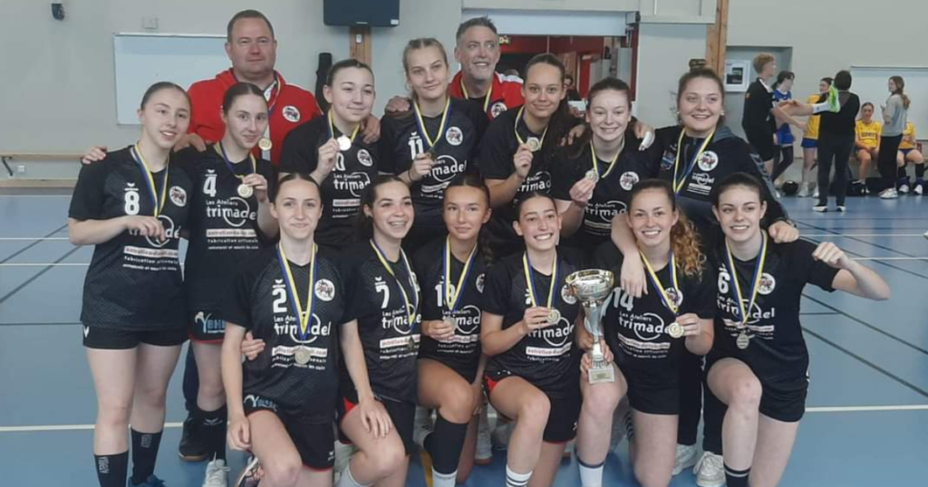 Lire la suite à propos de l’article Victoire historique pour les U18 féminines du Handball Club de Pouilley-Les-Vignes !